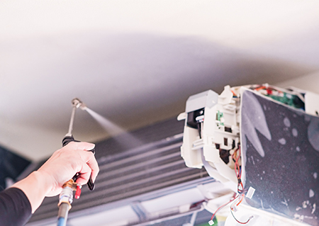  徹底的な「高圧洗浄」で汚水が透明になるまで洗い流します