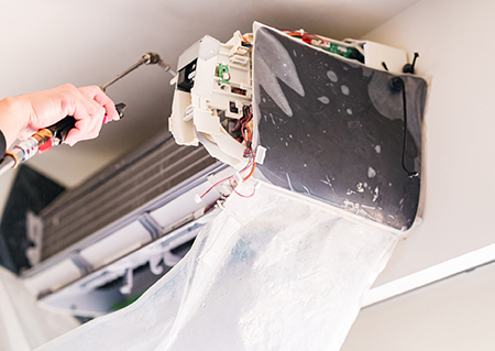 エアコンの奥まで徹底洗浄！